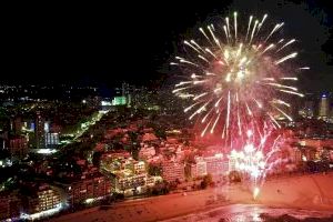 El desfile de Carrozas y un gran Castillo de fuegos artificiales pone el broche final a les Festes Majors Patronals 2022