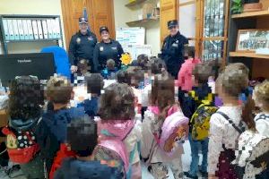 Un grupo de niños y niñas del Colegio Cervantes visitan y conocen la Policía Local de Buñol