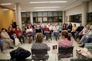 L'escriptora Carmen Amoraga protagonitza el Club de Lectura de Persones Adultes d'Alaquàs del mes de novembre