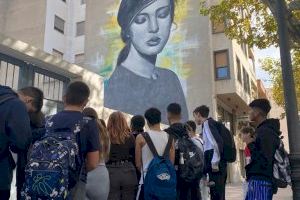Alumnes de l'IES Joan Coromines de Benicarló visiten murals del municipi