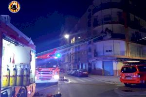 Rescatan a 10 personas en el incendio de un edificio en Puçol