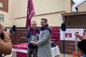 Carles Mulet recibe premio en León junto a su alcalde,  por su trabajo parlamentario en pro de la 18 Comunidad Autónoma