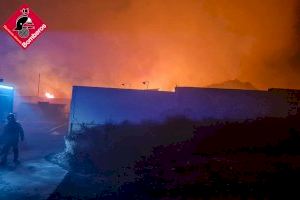 Un incendio devora una planta de reciclaje en Monforte del Cid