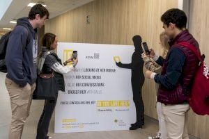 Estudiantes del CEU conciencian a los más jóvenes sobre la violencia de control de la pareja a través del móvil y las redes sociales