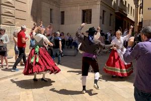 La falla Plaza Doctor Collado celebra el 50 aniversario de su comisión infantil con una dansà de Falleras Mayores Infantiles de València