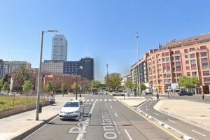 Un hombre resulta herido al chocar un patinete y un coche en Valencia