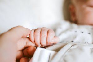 Aumentan los casos de bronquiolitis en bebés: los hospitales valencianos tienen a 94 niños ingresados