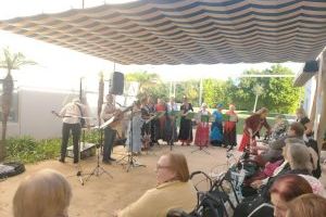 El coro rociero de AMEC alegra la vida a los usuarios de la residencia de mayores Domus