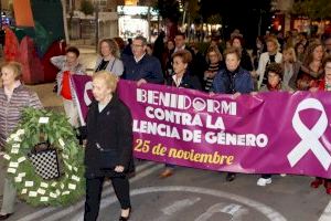 Benidorm reclama el cese de la violencia hacia la mujer y hace un llamamiento para combatir “juntos” esta lacra