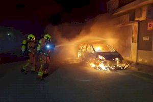 VÍDEO | Les flames devoren un vehicle a Albal
