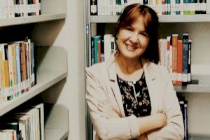 La historiadora Giulia Quaggio pronuncia una conferència a La Nau sobre la cultura en la Transició espanyola