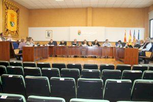 Els grups de l'oposició a l'Ajuntament de Benicàssim aproven dues mocions malgrat els reiterats advertiments de la secretaria municipal