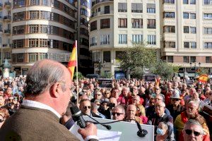 Vox reuneix centenars de persones a València per demanar la dimissió de Pedro Sánchez