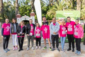 Más de 8.000 personas tiñen de rosa las calles de Elche en la XVIII carrera contra el cáncer de mama