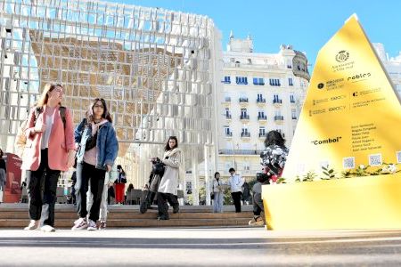 José Benlloch inaugura en Valencia Comboi, el mobiliario 'groguet' que se instalará en Vila-real