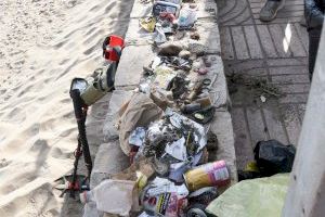 Recogen 50 kilos de basura en una playa de Valencia en dos horas: desde pilas, cuchillos a jeringuillas