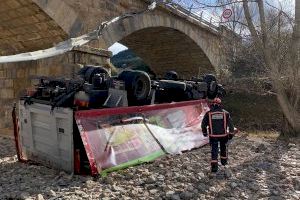 Herido el conductor de un camión tras precipitarse por un puente entre Vilafranca y Teruel