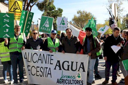 ASAJA Alicante se manifiesta para pedir agua frente al Ministerio de Transición Ecológica