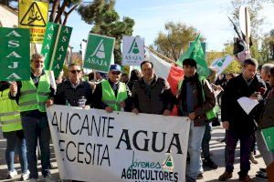 ASAJA Alicante se manifiesta para pedir agua frente al Ministerio de Transición Ecológica