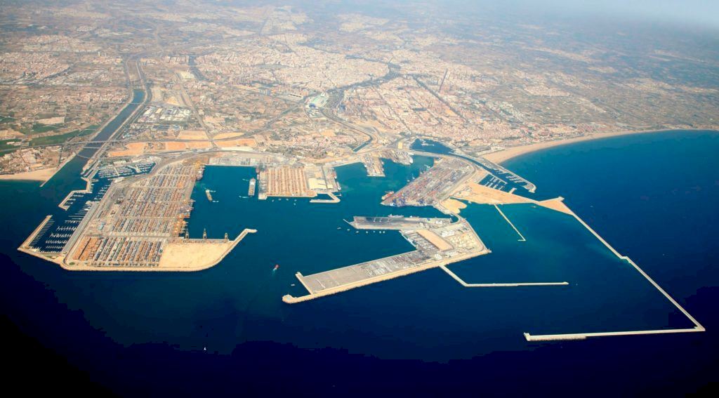 Por lo tanto lantano adoptar Primeras reacciones políticas a la autorización de la ampliación norte del  puerto de Valencia