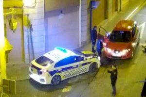 Un conductor borracho choca contra un coche de la Policía Local en Alcoi