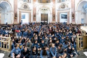 Más de 500 alumnos y profesores escolapios de Valencia peregrinan a la Catedral en el Año del Centenario de la Coronación de la Virgen