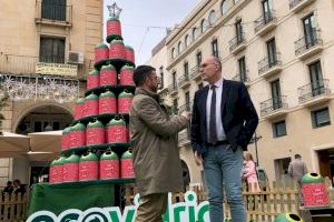 Alicante y Ecovidrio promueven el reciclaje de vidrio esta Navidad con un árbol formado por 100 miniglús