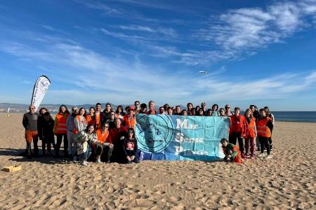 Más de 80 personas participan en una jornada de recogida de basura en las playas del Altet y Arenales