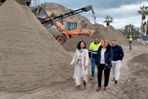 Visita de la subdelegada del gobierno en Alicante a las obras de aporte de arena en la playa del Postiguet