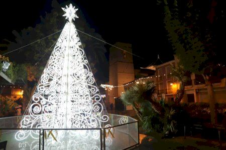 Mutxamel refuerza la iluminación navideña con más arcos de luces, adornos y árboles luminosos repartidos por todo el municipio