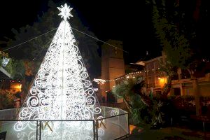 Mutxamel refuerza la iluminación navideña con más arcos de luces, adornos y árboles luminosos repartidos por todo el municipio