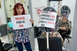 Las peluquerías de Valencia se tiñen de negro para reclamar la bajada del IVA al 10%
