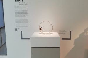El MACA presenta la 'Escultura telemagnética' del artista griego Takis, como nueva Pieza Invitada