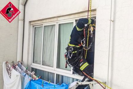 Los bomberos se descuelgan hasta un tercer piso para rescatar a una anciana en Elda