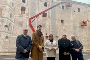 El obispo de la Diócesis de Tortosa, Enrique Benavent, visita los trabajos de restauración de la fachada de la iglesia arciprestal