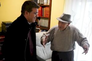 L’alcalde d’Ontinyent visita el veí José Barberá Tormo el dia del seu 100 aniversari