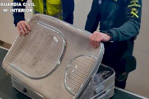 Detenido en el Aeropuerto de Manises un hombre que transportaba drogas en una maleta
