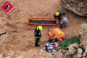 Rescatan a un persona tras caer desde siete metros de altura en una cala rocosa de Torrevieja