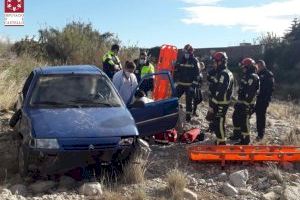 Un vehículo se sale de un camino y cae en la rambla de Benicarló