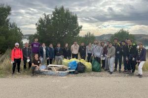 Un grupo de voluntarios recoge 25 Kg de residuos en los alrededores del pantano de Crevillent
