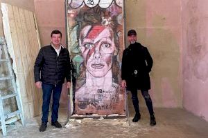 Giner acompaña a Arrúe en el traslado del mural de David Bowie que ha sido indultado