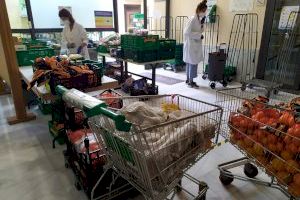 La cola del "hambre": Casa Caridad aumenta un 30% el reparto de carros de alimentos y artículos de higiene