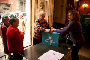 Caixa Rural Borriana felicita el Nadal als socis pensionistes amb el tradicional aguinaldo