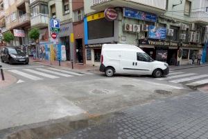 Corte de tráfico el viernes por la mañana en el cruce de las calles Almendros y Mercado