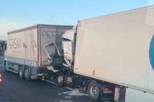Un home resulta ferit en el xoc entre dos camions en l'AP-7 a Castelló