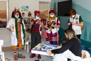 Una juguetera alicantina y Payasospital reparten juguetes a los niños ingresados en el Hospital Virgen de los Lirios de Alcoy
