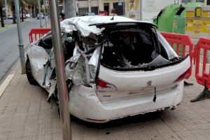 ¿Por qué hay un coche destrozado frente a la estación de autobuses de la Vall d’Uixó?