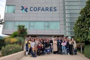 Estudiantado de la UMH visita el almacén de la cooperativa farmacéutica COFARES en Alicante