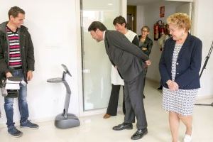Alicante activa el robot Temi en el edificio intergeneracional de Plaza de América para mejorar la calidad de vida de los mayores