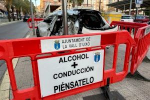 El Ayuntamiento de la Vall d'Uixó conciencia contra el consumo de alcohol al volante con un coche accidentado